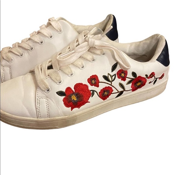 Target white sneakers with red floral embroidery on the sides - Ladies 9 - Picture 3 of 6